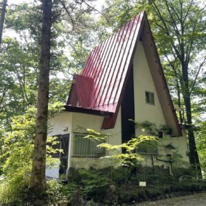 高台に建つ２階建て 浅間ロイヤルパーク